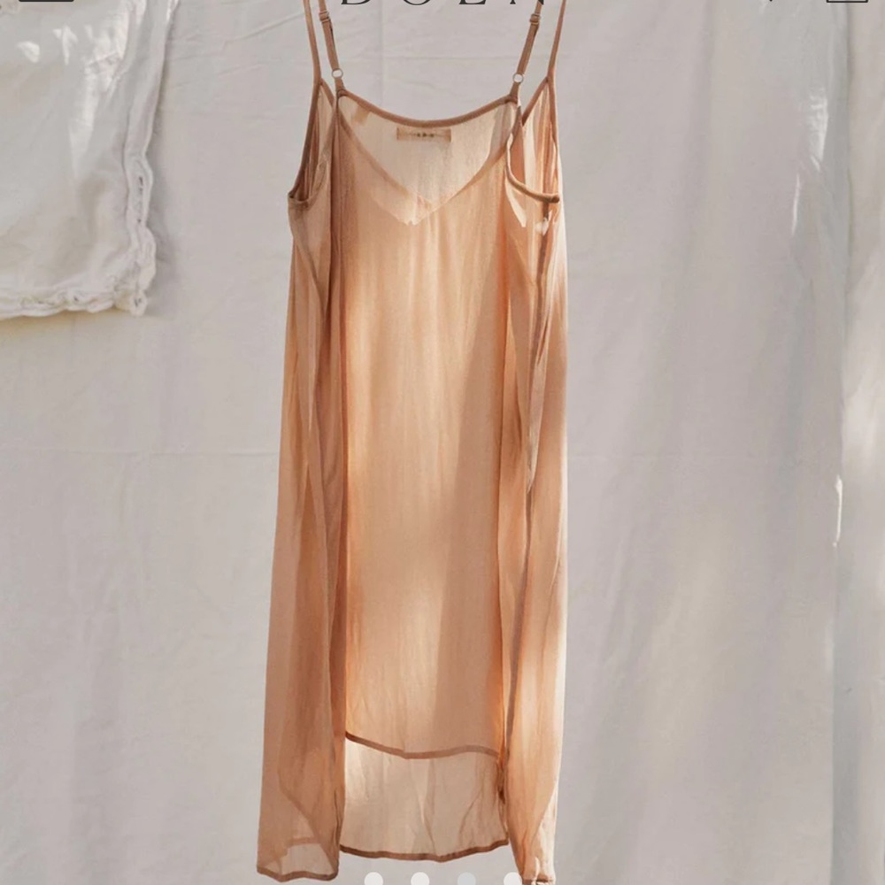 Dôen short deep v-neck slip in sand collar size S NWOT